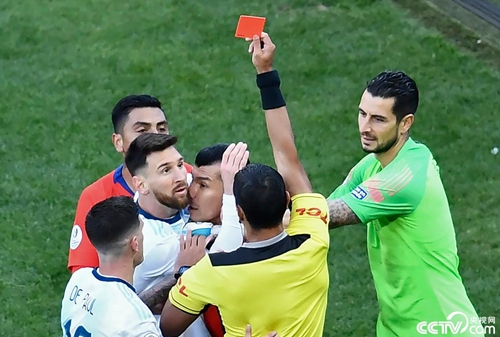 梅西和智利球星梅德尔被裁判红牌罚下，图源：央视网