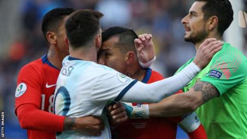 梅西与梅德尔在赛中发生冲突，图源：BBC
